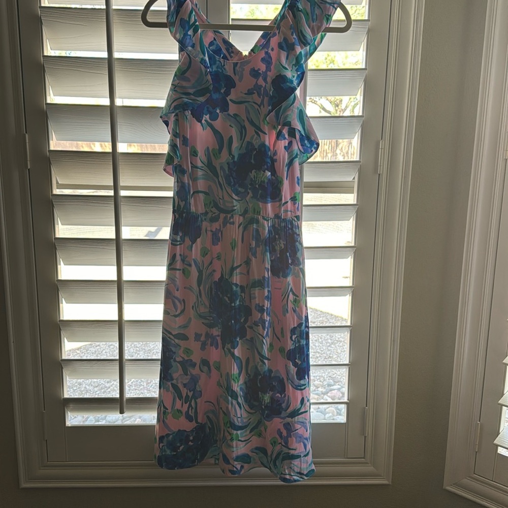 Lilly Pulitzer dress EUC with flutter sleeve color t back style